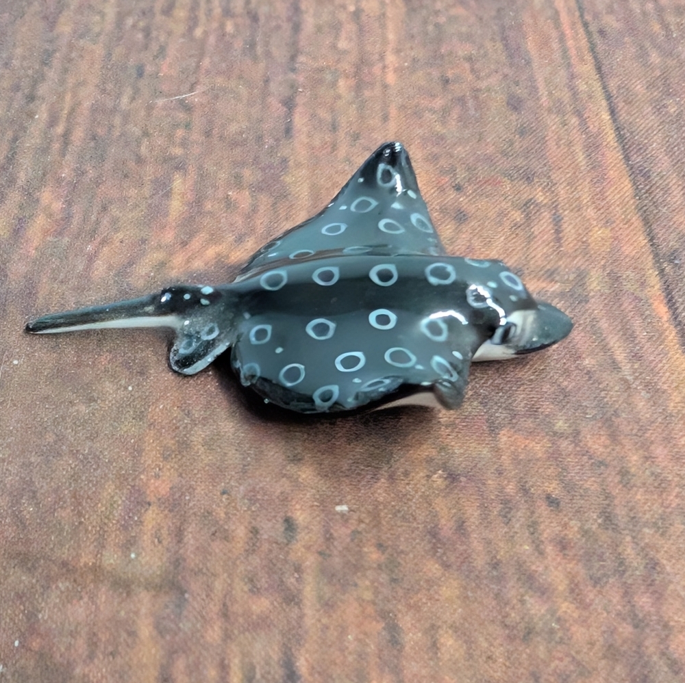Little Critterz Black Ray Spotted Eagle Ray "Snout" - Handcrafted Decorative Fig